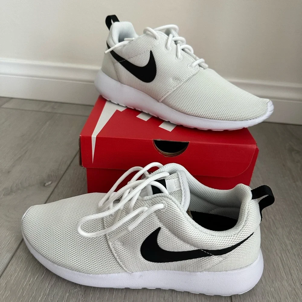 Nike Roshe One White and Black Box - Picture 2 of 6
